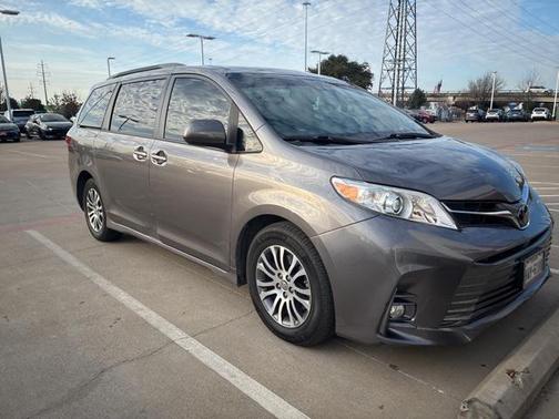 2020 Toyota Sienna XLE