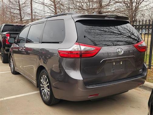 2020 Toyota Sienna XLE