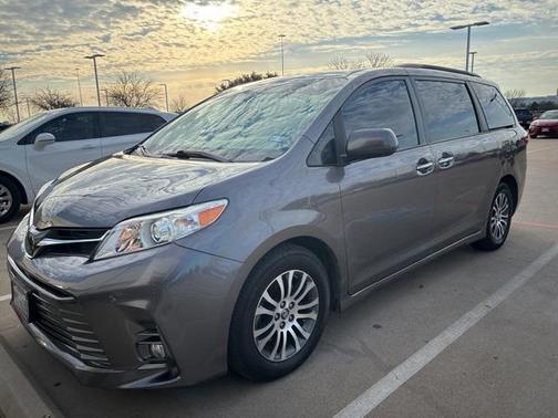 2020 Toyota Sienna XLE