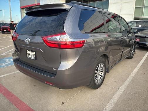 2020 Toyota Sienna XLE
