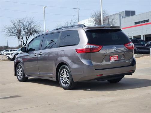 2020 Toyota Sienna XLE