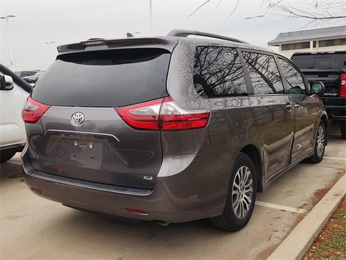 2020 Toyota Sienna XLE