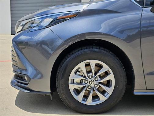 2025 Toyota Sienna XLE 8 Passenger