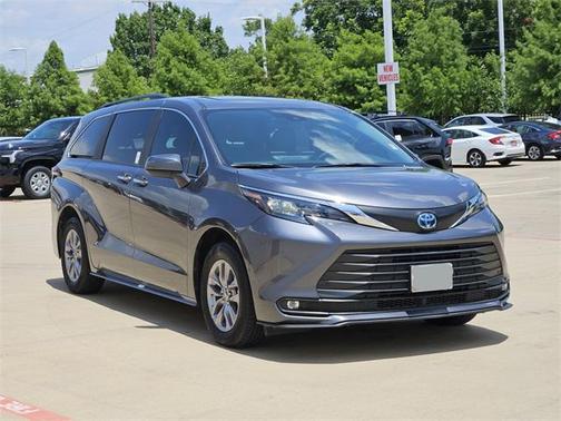 2025 Toyota Sienna XLE 8 Passenger