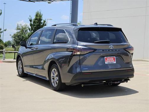 2025 Toyota Sienna XLE 8 Passenger
