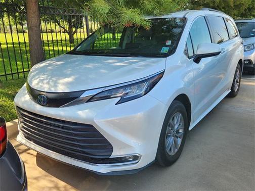 2022 Toyota Sienna XLE 8 Passenger