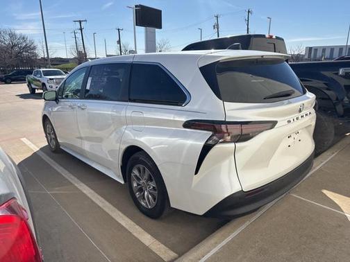 2024 Toyota Sienna XLE