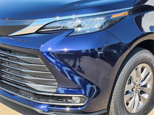 2025 Toyota Sienna XLE 8 Passenger