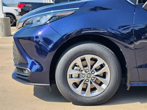 2025 Toyota Sienna XLE 8 Passenger