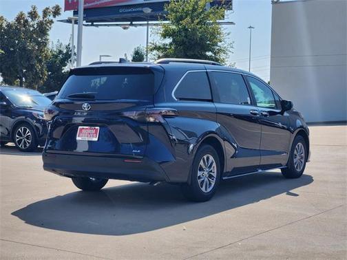 2025 Toyota Sienna XLE 8 Passenger