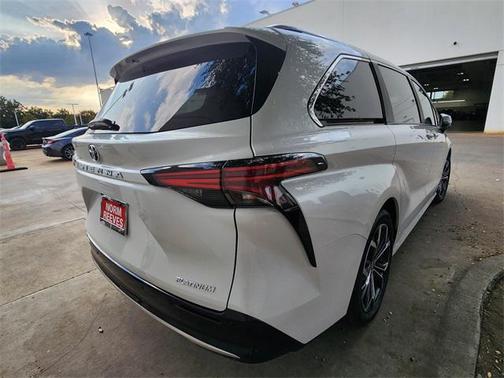 2025 Toyota Sienna Platinum 7 Passenger