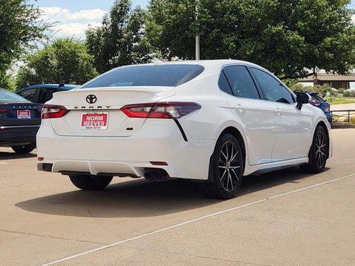 Ice Cap 2023 Toyota Camry SE