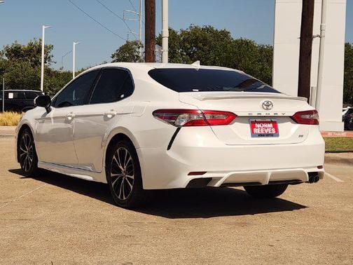 Super White 2018 Toyota Camry SE