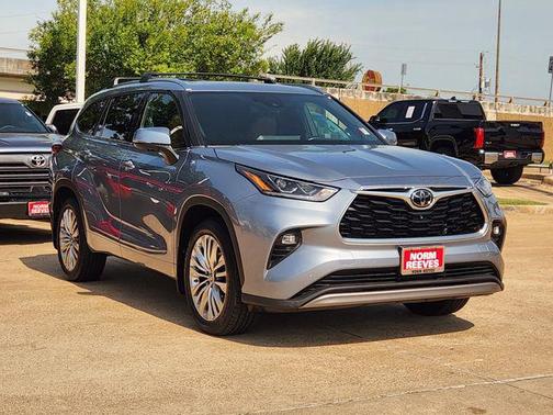 Moon Dust 2023 Toyota Highlander Platinum