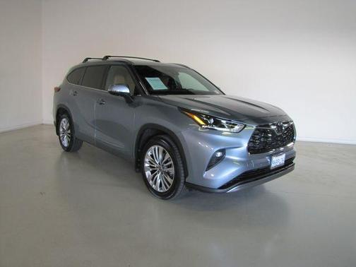 Moon Dust 2023 Toyota Highlander Platinum