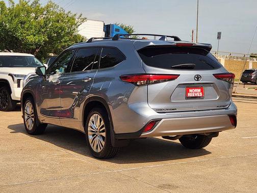 Moon Dust 2023 Toyota Highlander Platinum
