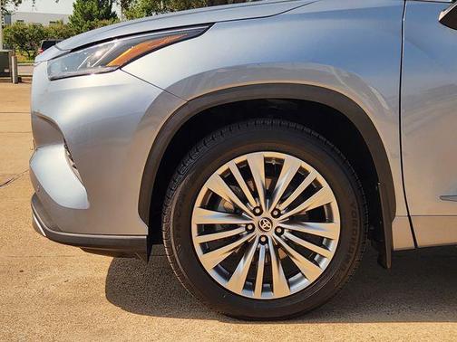 Moon Dust 2023 Toyota Highlander Platinum