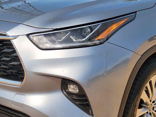 Moon Dust 2023 Toyota Highlander Platinum
