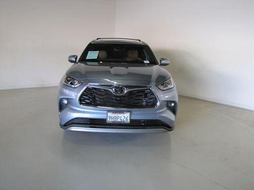 Moon Dust 2023 Toyota Highlander Platinum