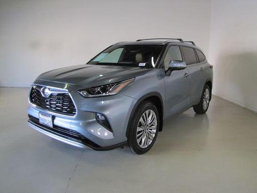 Moon Dust 2023 Toyota Highlander Platinum