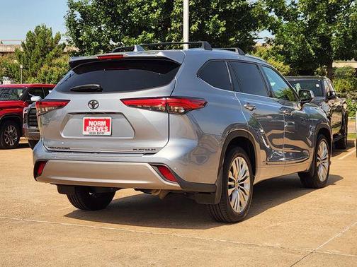 Moon Dust 2023 Toyota Highlander Platinum