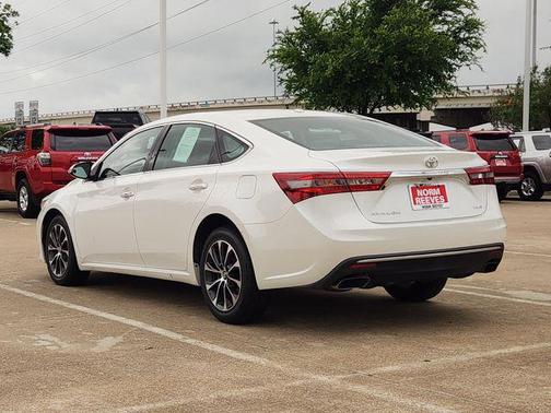 Blizzard Pearl 2018 Toyota Avalon XLE