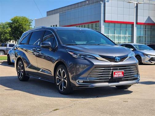 2025 Toyota Sienna Platinum 7 Passenger