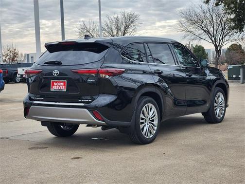 2025 Toyota Highlander Hybrid Platinum