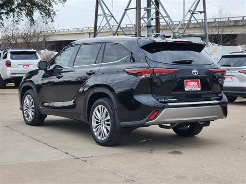 2025 Toyota Highlander Hybrid Platinum