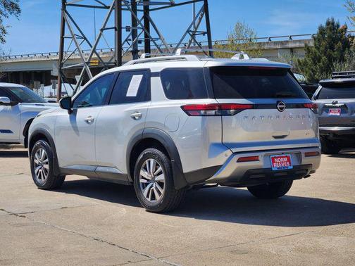2023 Nissan Pathfinder SL FWD