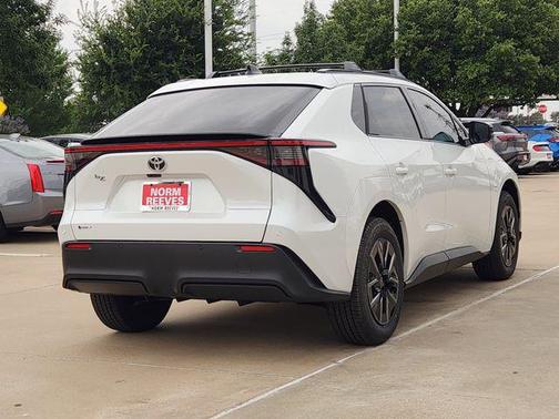 Wind Chill Pearl 2026 Toyota bZ XLE Plus