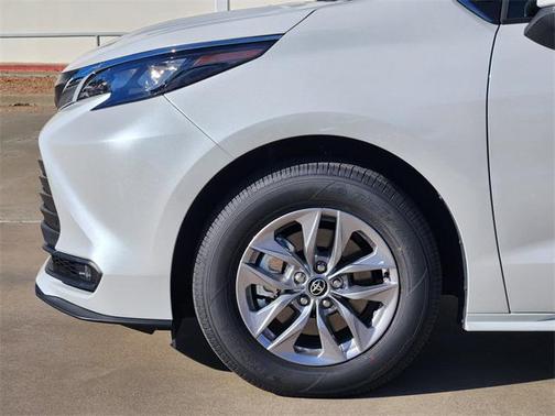 2025 Toyota Sienna XLE