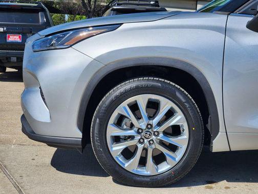 Celestial Silver Metallic 2023 Toyota Highlander Limited