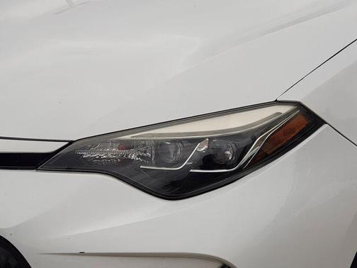 Super White 2017 Toyota Corolla SE