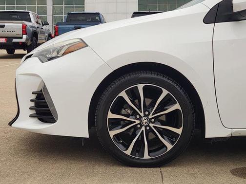 Super White 2017 Toyota Corolla SE