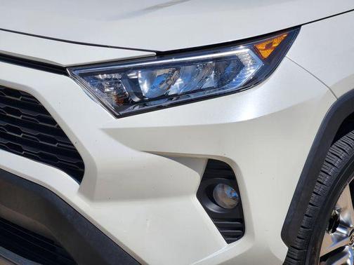 Blizzard Pearl 2021 Toyota RAV4 XLE Premium