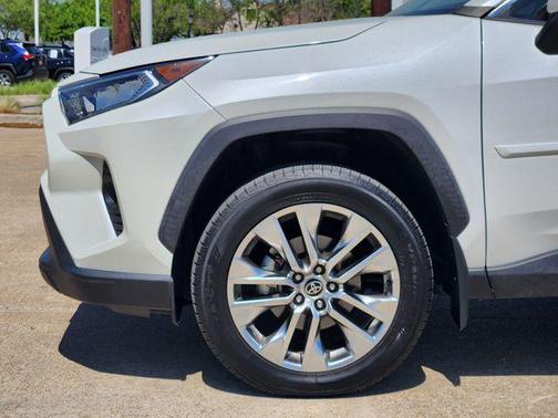 Blizzard Pearl 2021 Toyota RAV4 XLE Premium