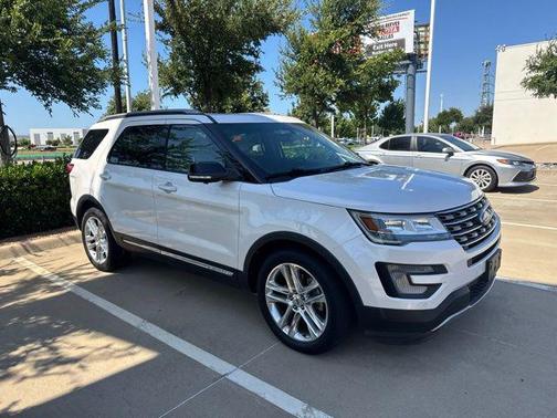 White Platinum Clearcoat Metallic 2017 Ford Explorer XLT
