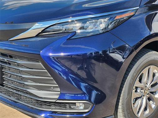 2025 Toyota Sienna XLE 8 Passenger