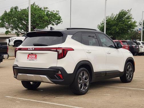 Clear White/Black Roof 2024 Kia Seltos S