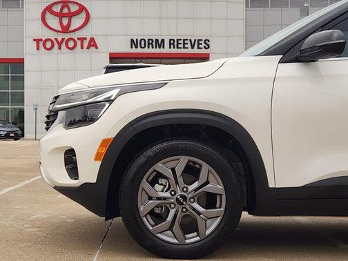 Clear White/Black Roof 2024 Kia Seltos S