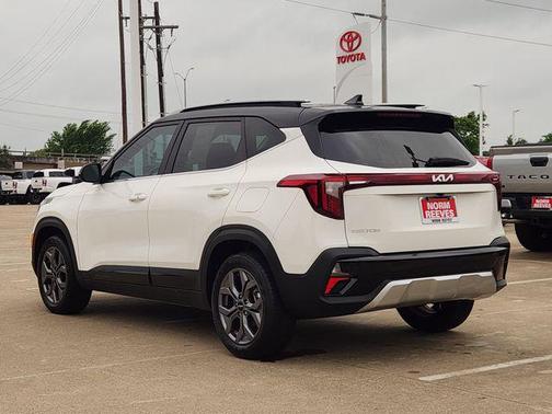 Clear White/Black Roof 2024 Kia Seltos S