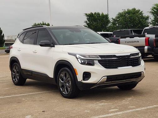 Clear White/Black Roof 2024 Kia Seltos S