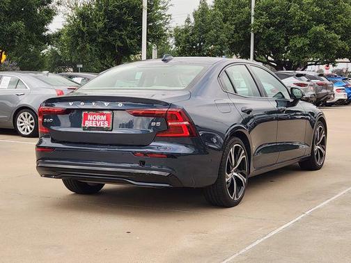 Denim Blue Metallic 2024 Volvo S60 B5 Plus Dark Theme