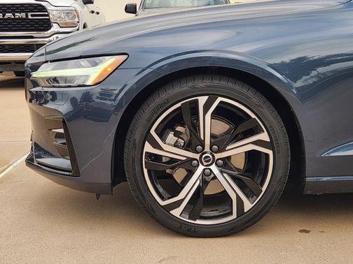 Denim Blue Metallic 2024 Volvo S60 B5 Plus Dark Theme