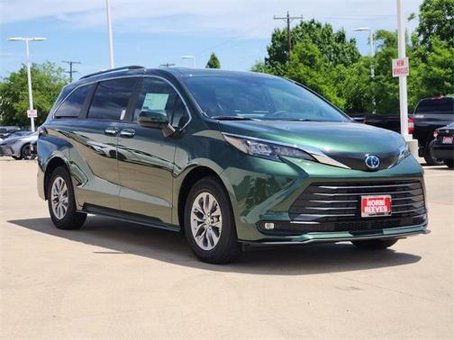 2025 Toyota Sienna XLE 8 Passenger