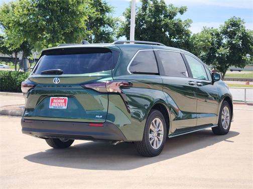 2025 Toyota Sienna XLE 8 Passenger