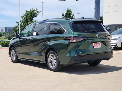 2025 Toyota Sienna XLE 8 Passenger