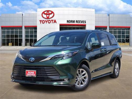 2025 Toyota Sienna XLE 8 Passenger
