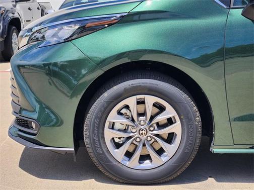 2025 Toyota Sienna XLE 8 Passenger